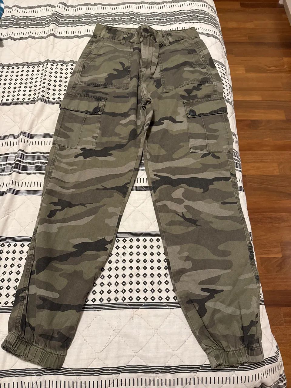 Calça e camiseta infantil camufladas