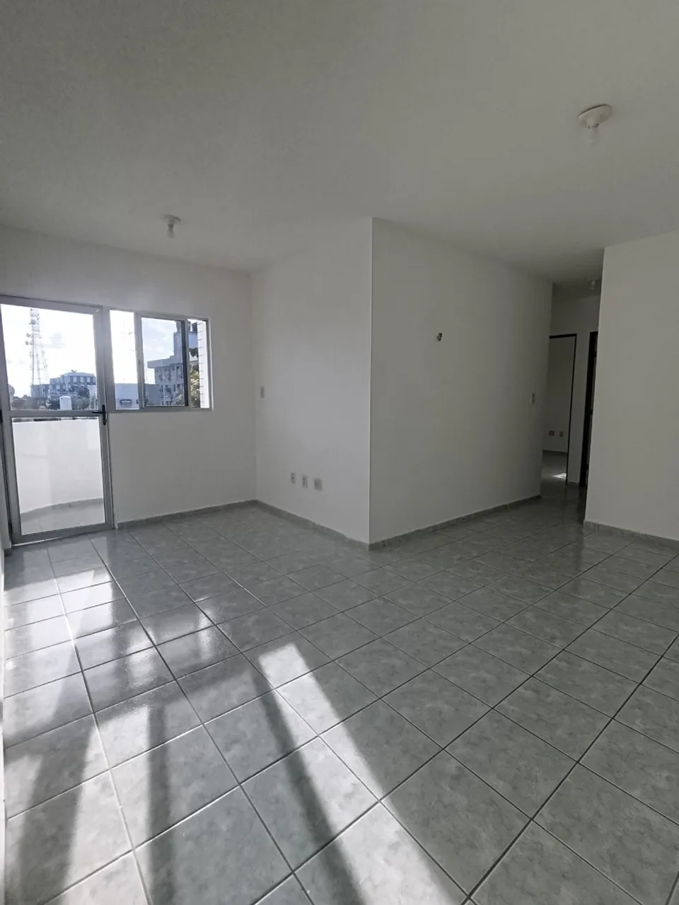 Apartamento com 02 quartos com porteiro na principal de Jaguaribe