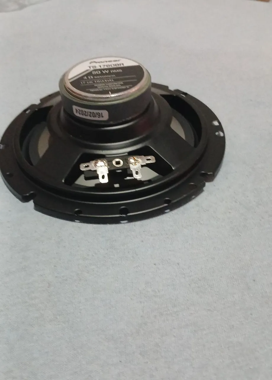 Vendo boca de som de carro pioneer 50 W RMS 4 amperes 17 cm