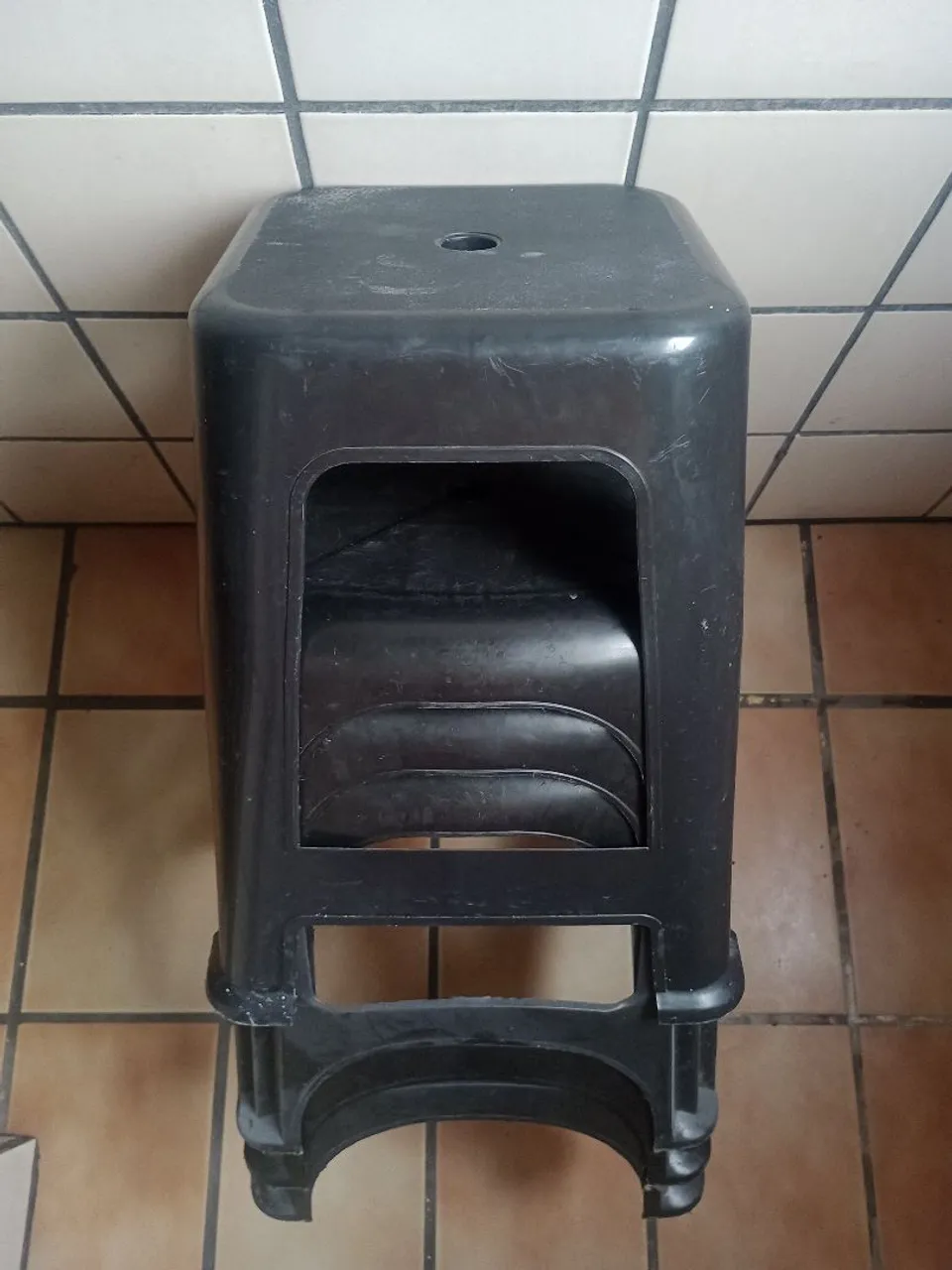 Banquinho de Plástico Resistente e Funcional