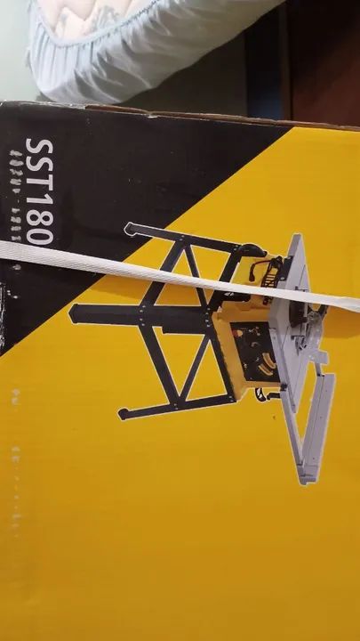 Máquina de serra na caixa lacrada.