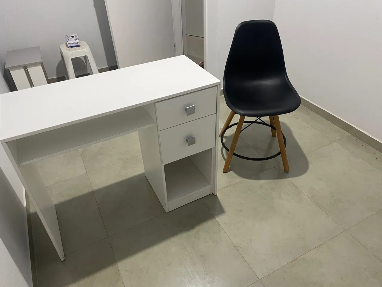 Escrivaninha branca com gavetas e cadeira