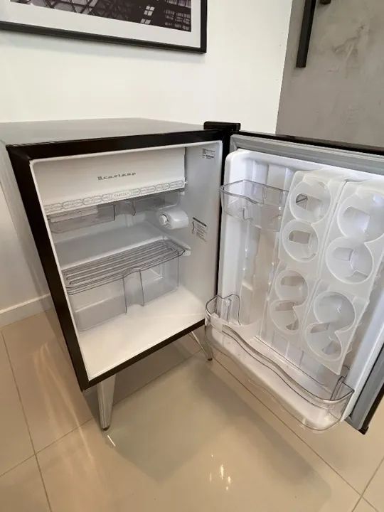 Frigobar Brastemp Retrô 76 L Preto 220V - Foto 3