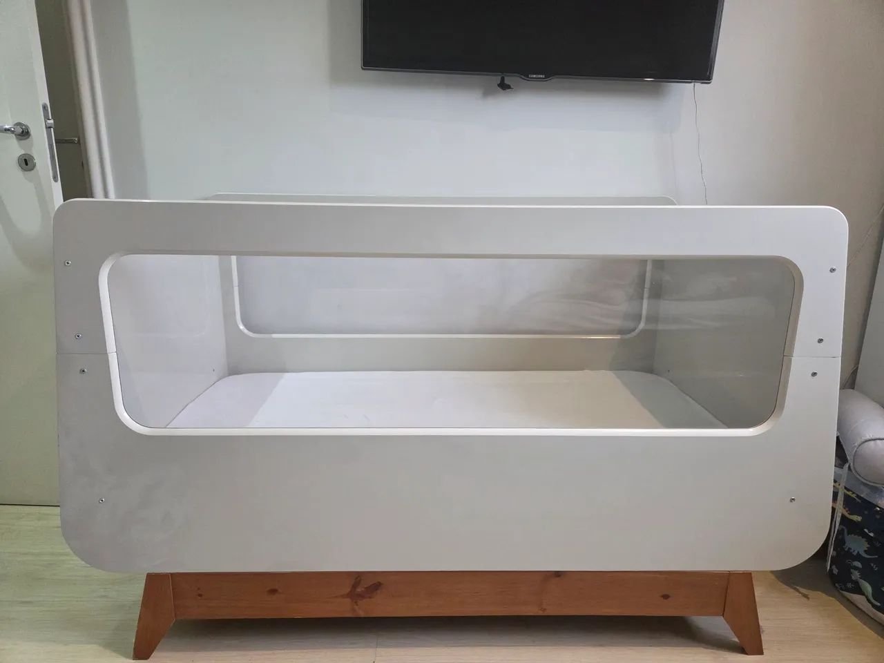 Berço Moderno com Design Transparente, Base de Madeira e Laqueado