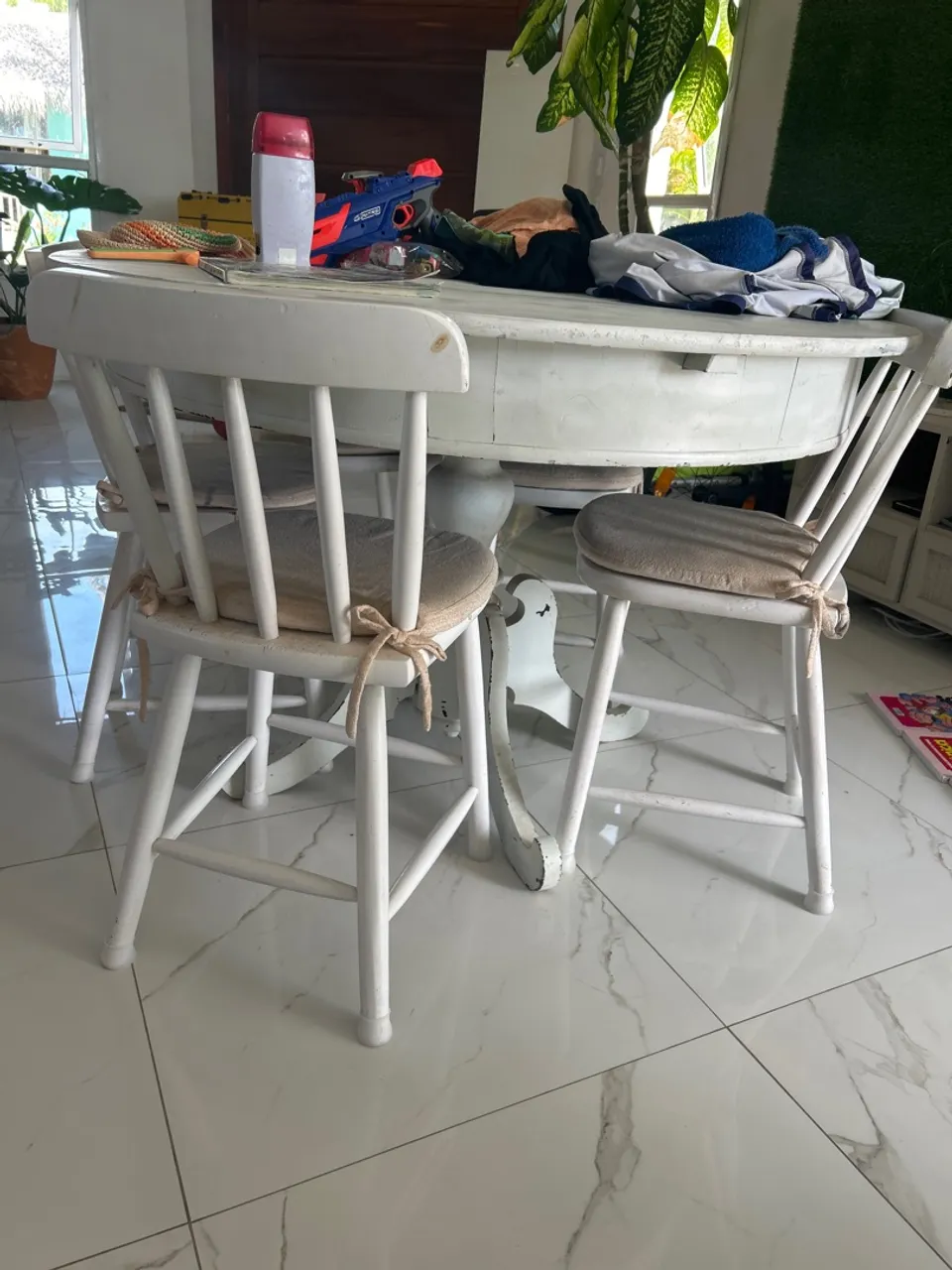 Mesa de Jantar Redonda com Cadeiras