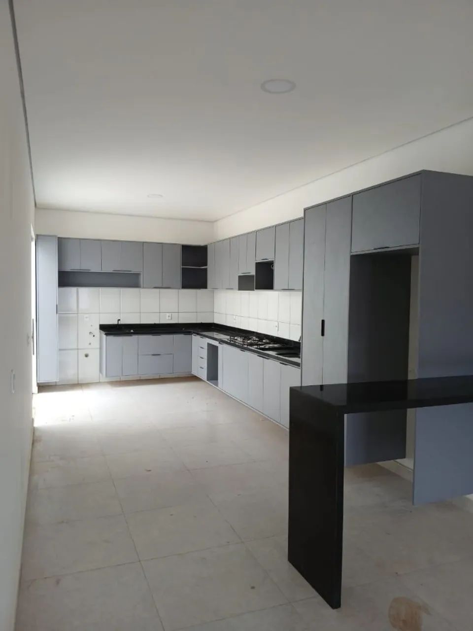 ALUGO/ LINDA CASA EM RESIDENCIAL (FLORES ) . 4300+CAUÇÃO SEMIMOBILIADA