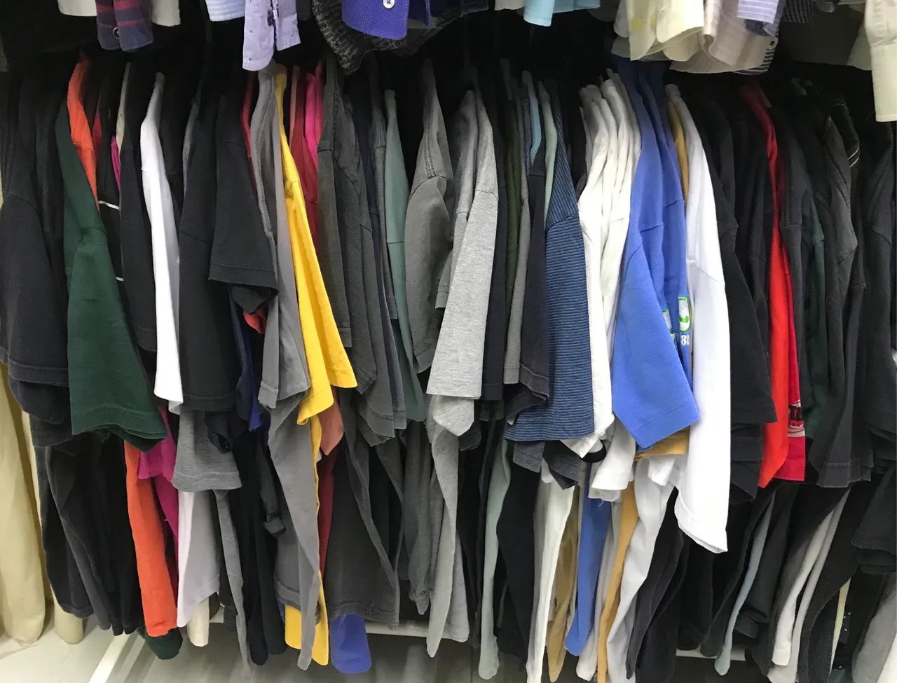 Frete grátis Kit com 6 camisetas seminova  - Foto 3