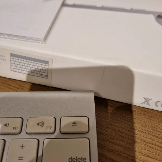 Defeito Teclado bluetooth Apple A1314 QWERTY inglês internacional cor branco e cinza origi - Foto 2