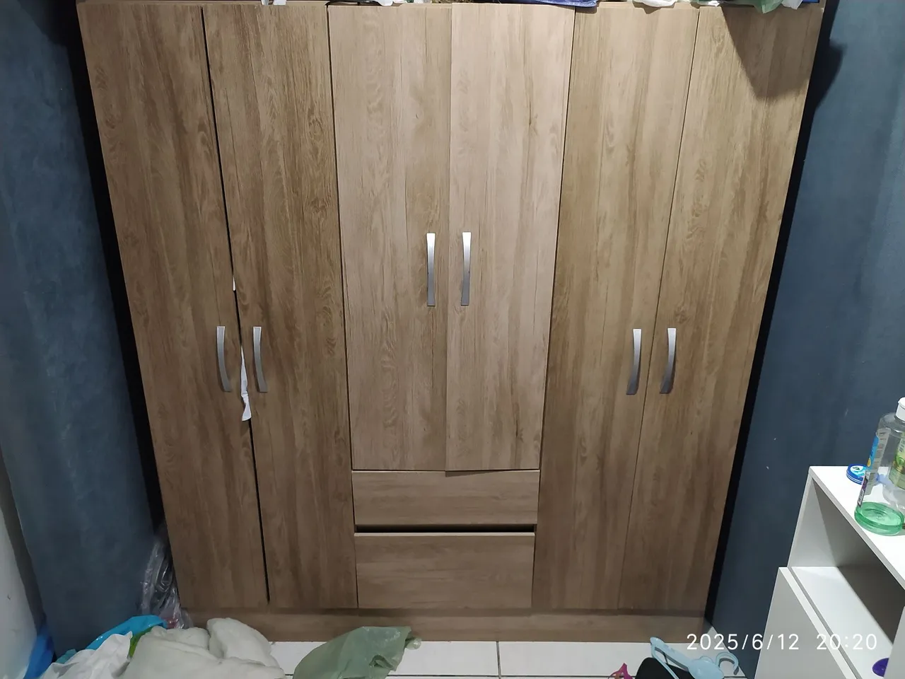 Guarda-Roupa Amadeirado - Amplo e Funcional