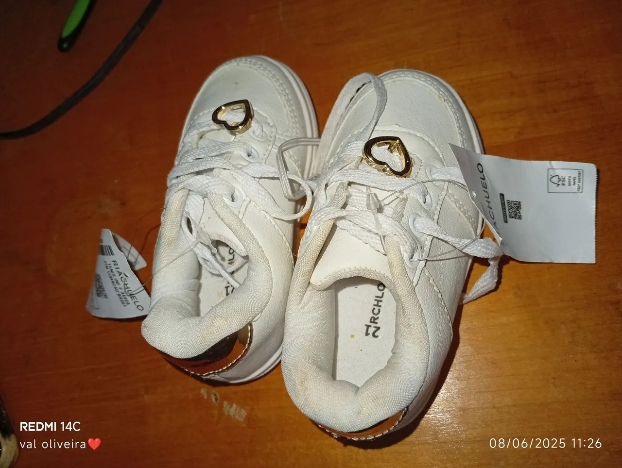 Tênis Infantil Branco com Detalhe de Coração Dourado