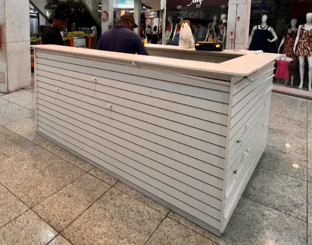 Quiosque em madeira - mdf branco - na tijuca + capa