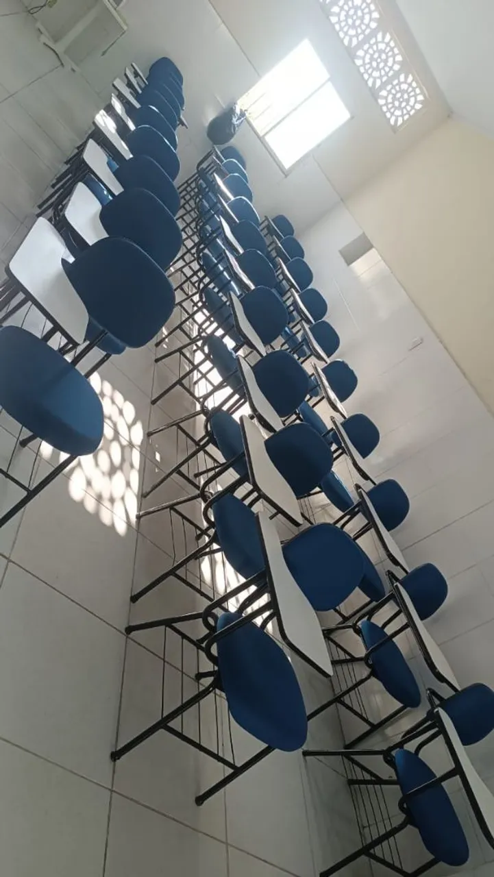 Cadeiras universitárias com prancheta