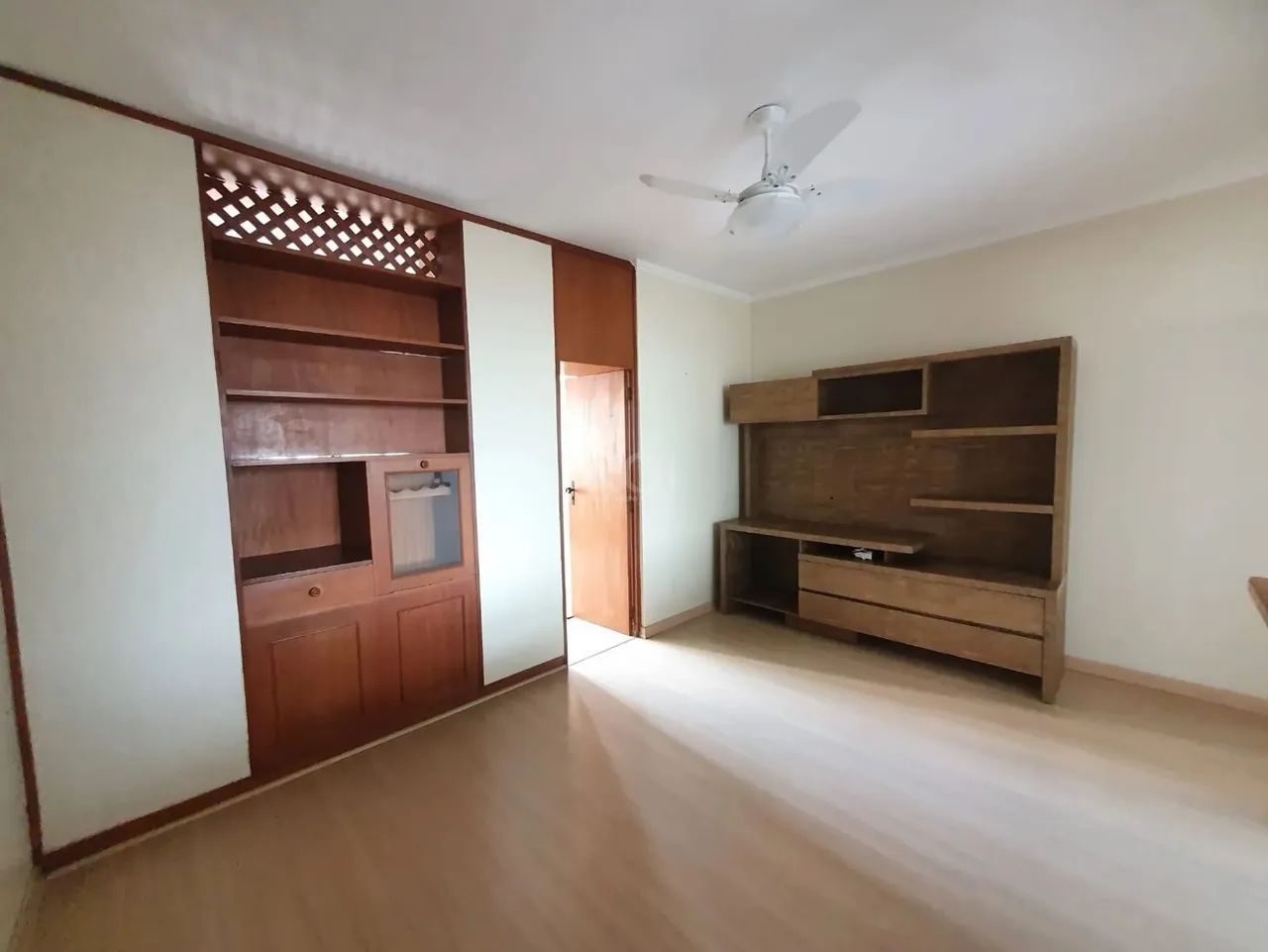 Apartamento de 1 dormitório, sendo suíte no bairro Santana. Reformando e semimobiliado. Sa