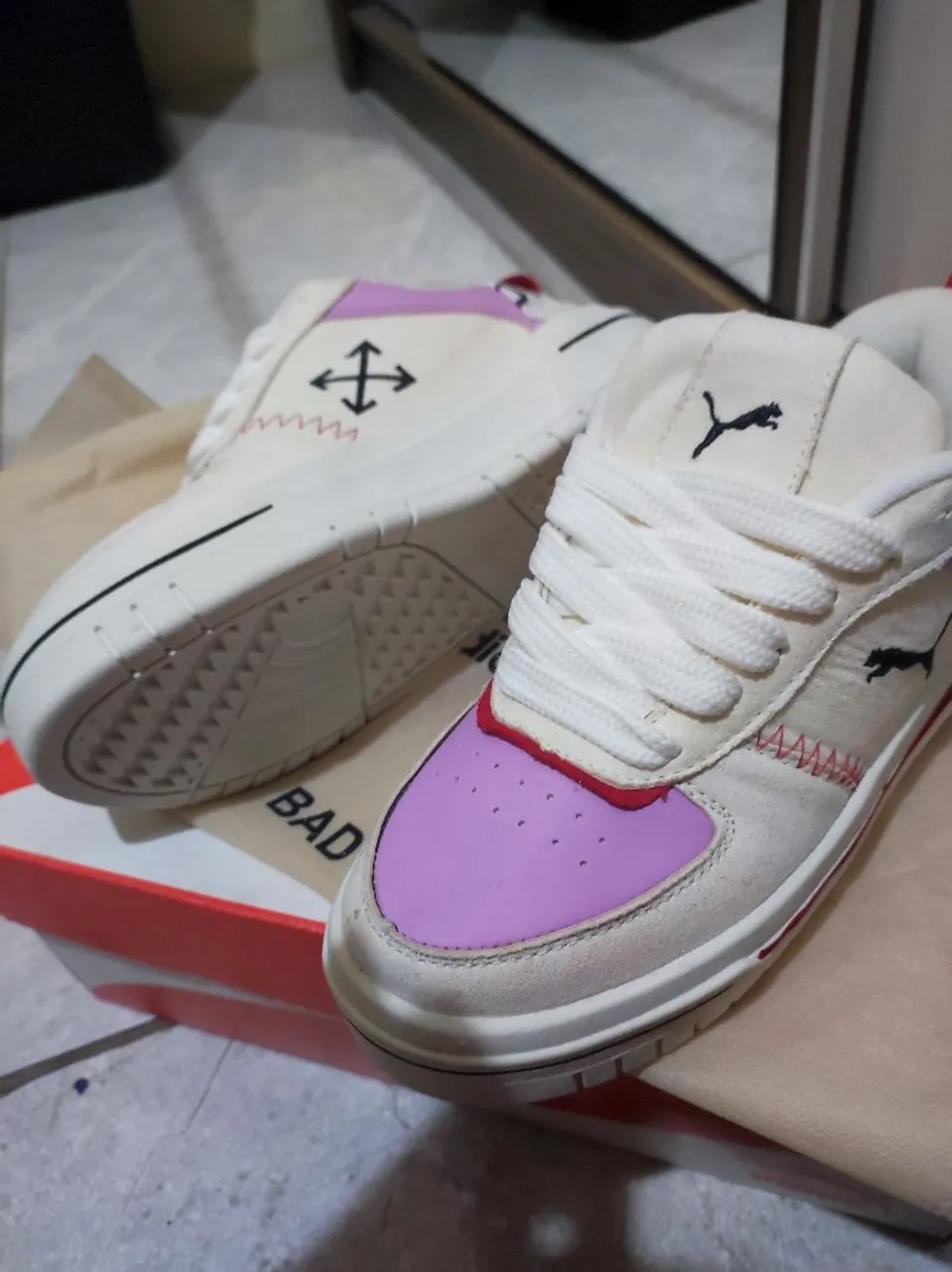 Tênis Puma Off-White com Detalhes em Lilás
