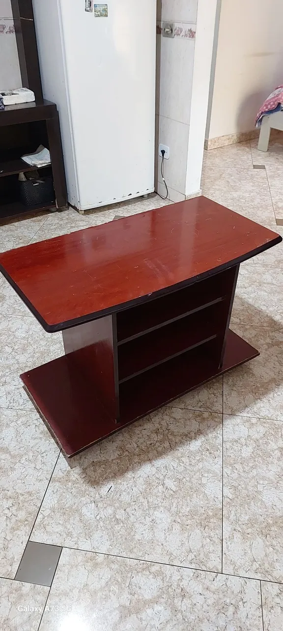 Mesa com prateleiras