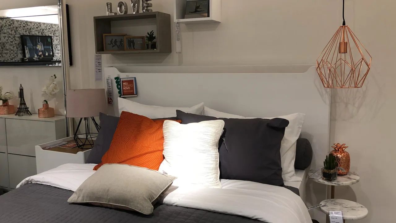 Cabeceira Tok&stok branca com tomada