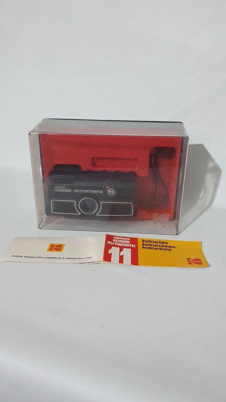 Câmera analógica Kodak Instamatic 11 na caixa manual