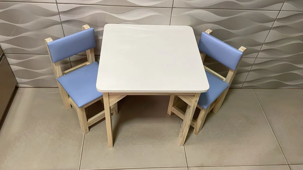 Mesa baú, mdf com cadeiras azuis 