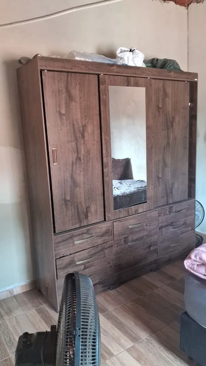 Guarda-Roupa de Casal Amadeirado com Espelho