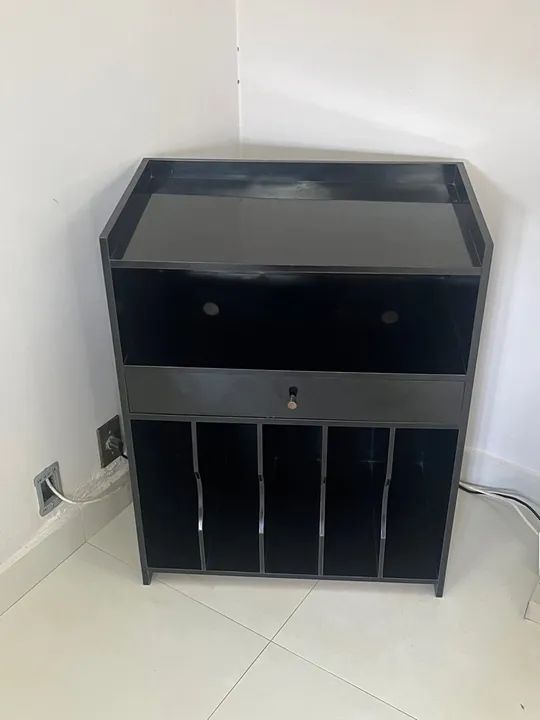 Mesa para vitrola e discos de vinil 