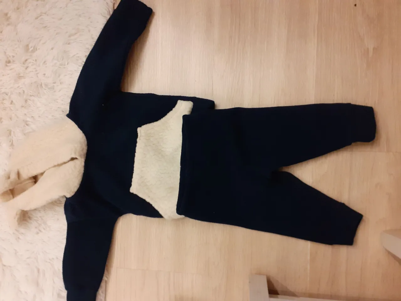 Conjunto de inverno infantil azul marinho com detalhes em off-white