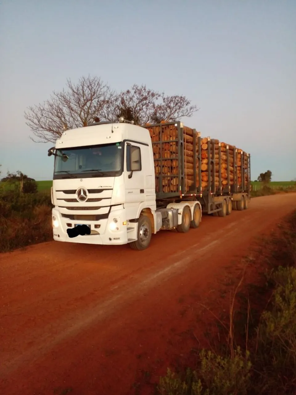 Baixou o preço não tem igual actros 2651 top de linha