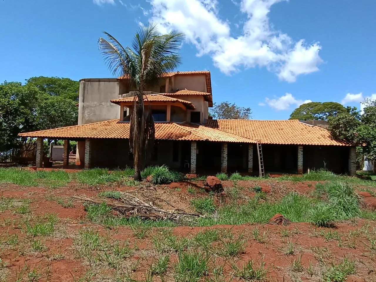 Chácara para venda tem aproximadamente 500 metros de área construída, quadrados com 4 quar