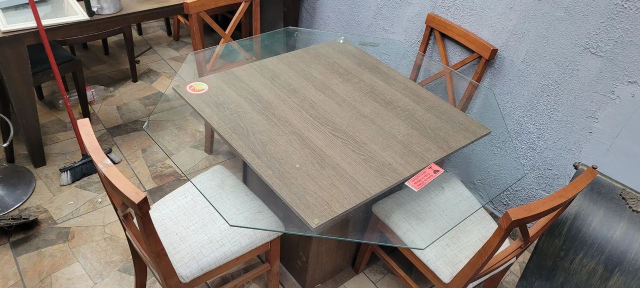 Mesa de Jantar com Tampo de Vidro e 04 cadeiras  - Foto 5