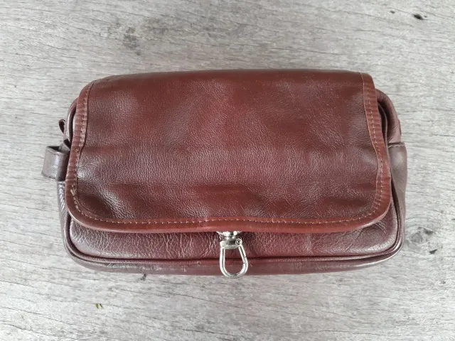 Necessaire americana, em couro natural e ferragens em inox, com a marca Citi.