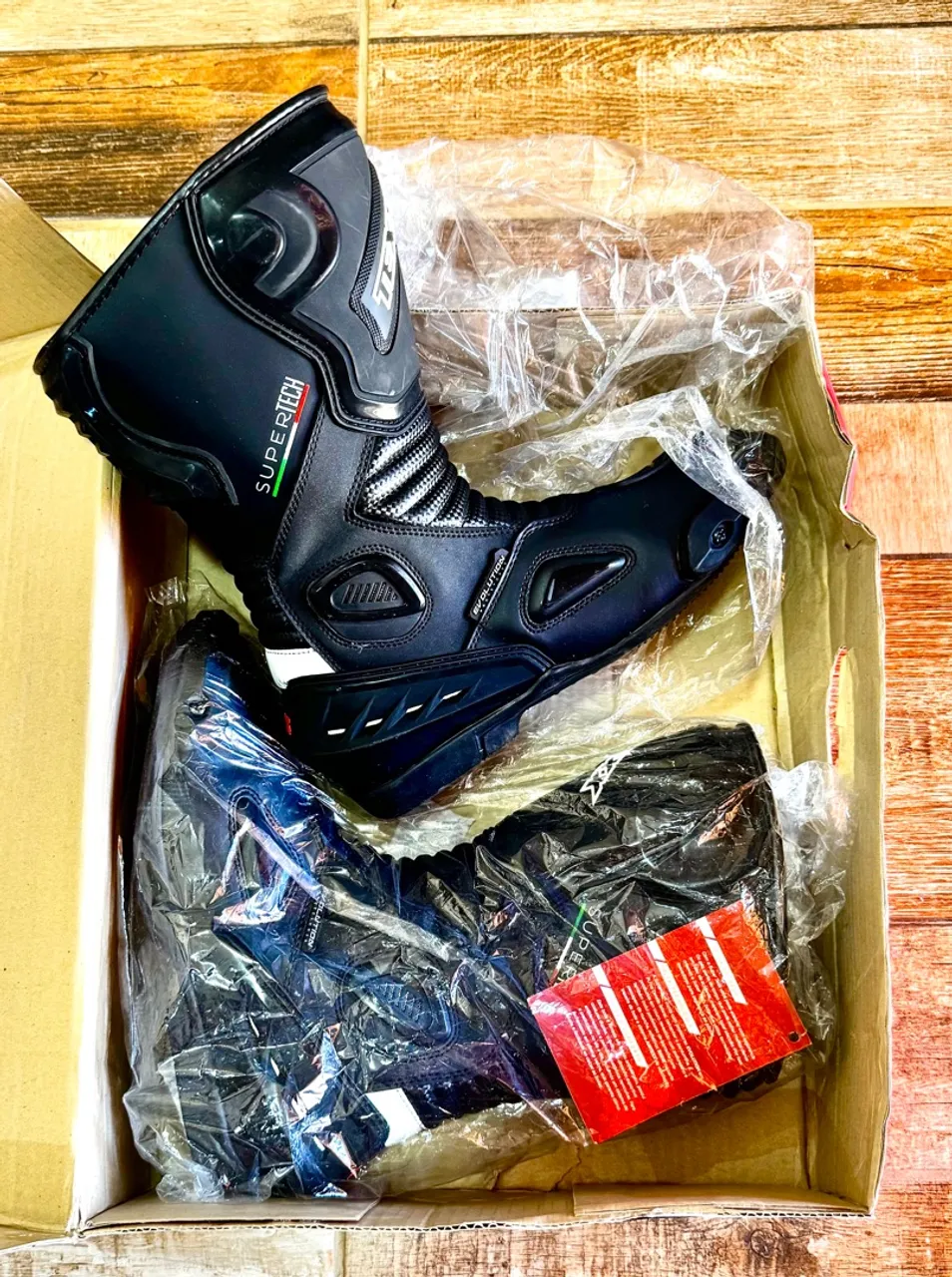 Macacão, bota e calça pista, não foi usado.