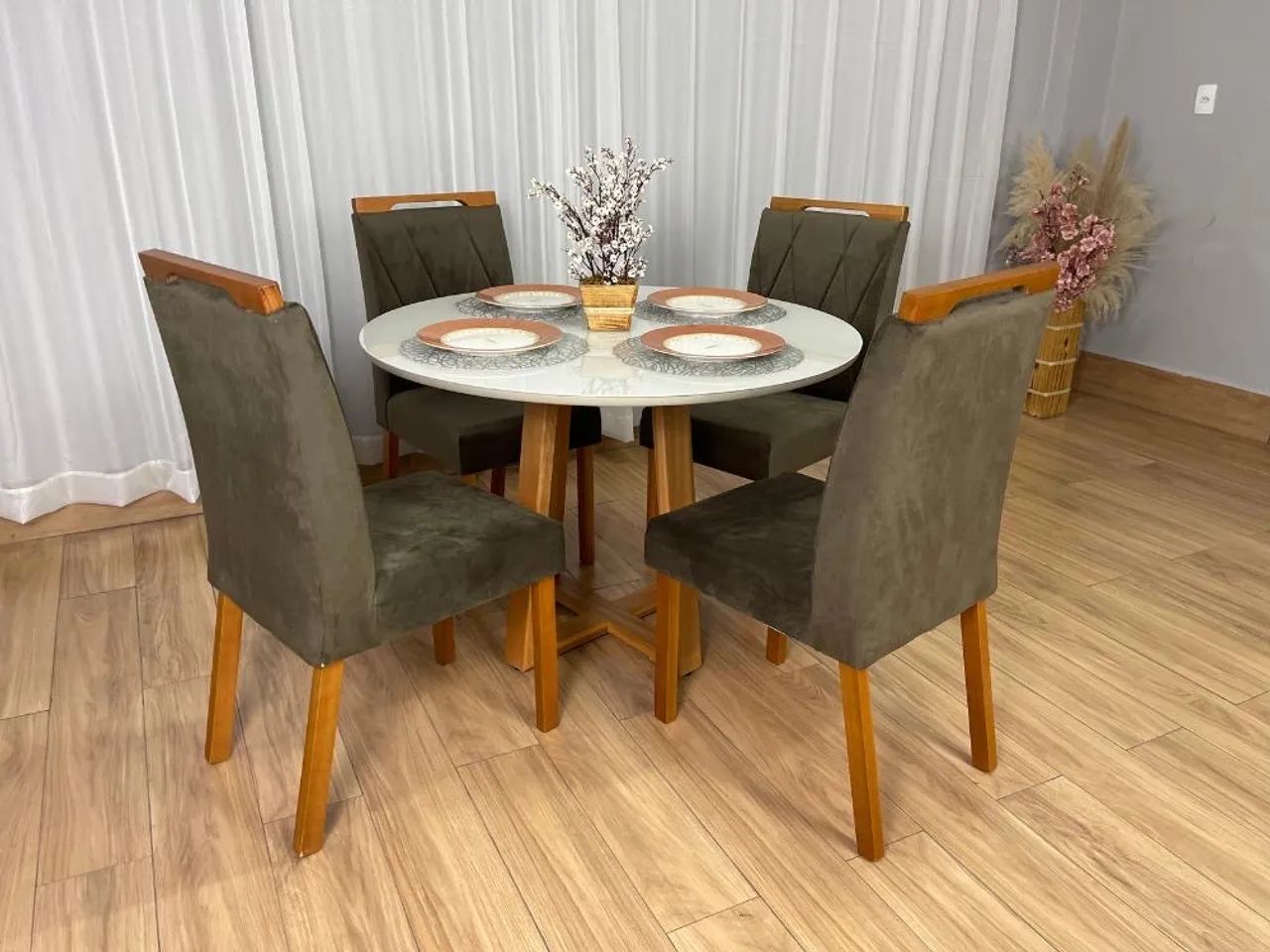 Mesa de Jantar Bali Circular 1.10×1.10 c/4 Veludo- Produto Novo