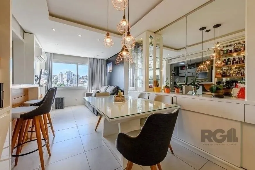 Apartamento 68 m² mobiliado, 2 dormitórios, sendo 1 suíte e 1 vaga.Imóvel possui living pa