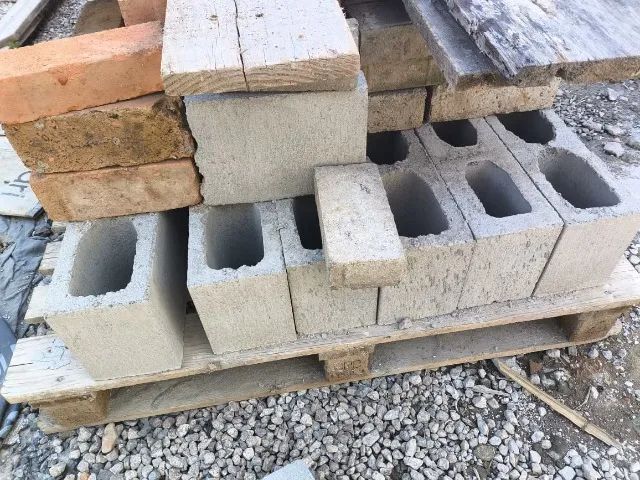 Materiais de construção - tijolos, blocos, malhas de ferro e barras (restos de obra)