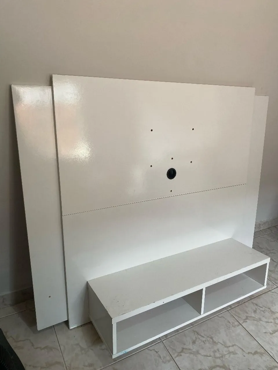Painel para TV Branco com Prateleira