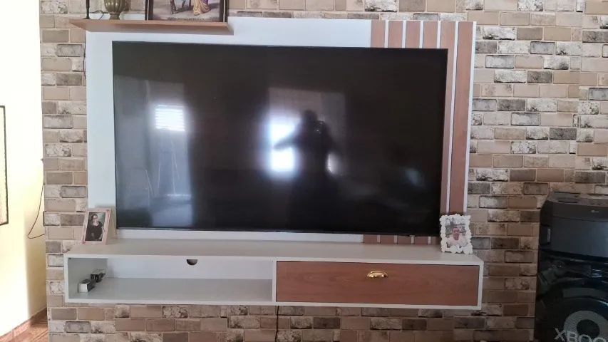 Painel 65'' amadeirado novo em mdf 