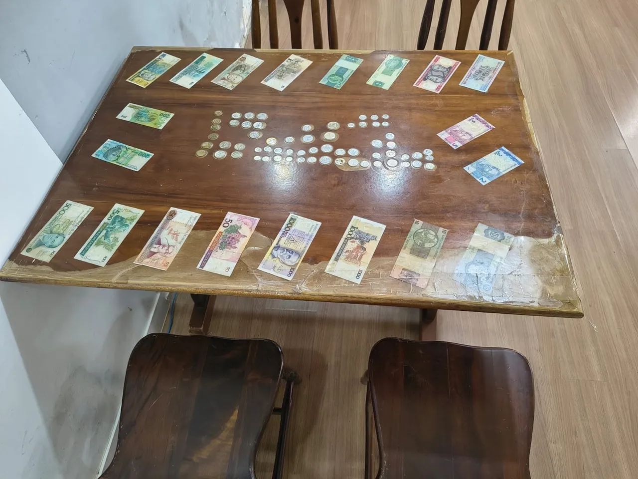 Jogo de mesa com 4 cadeiras de madeira  - Foto 4