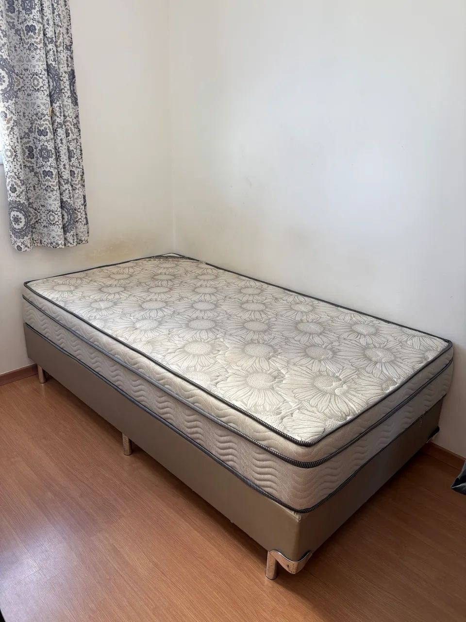 Cama Solteirão / Solteiro Queen em excelente estado