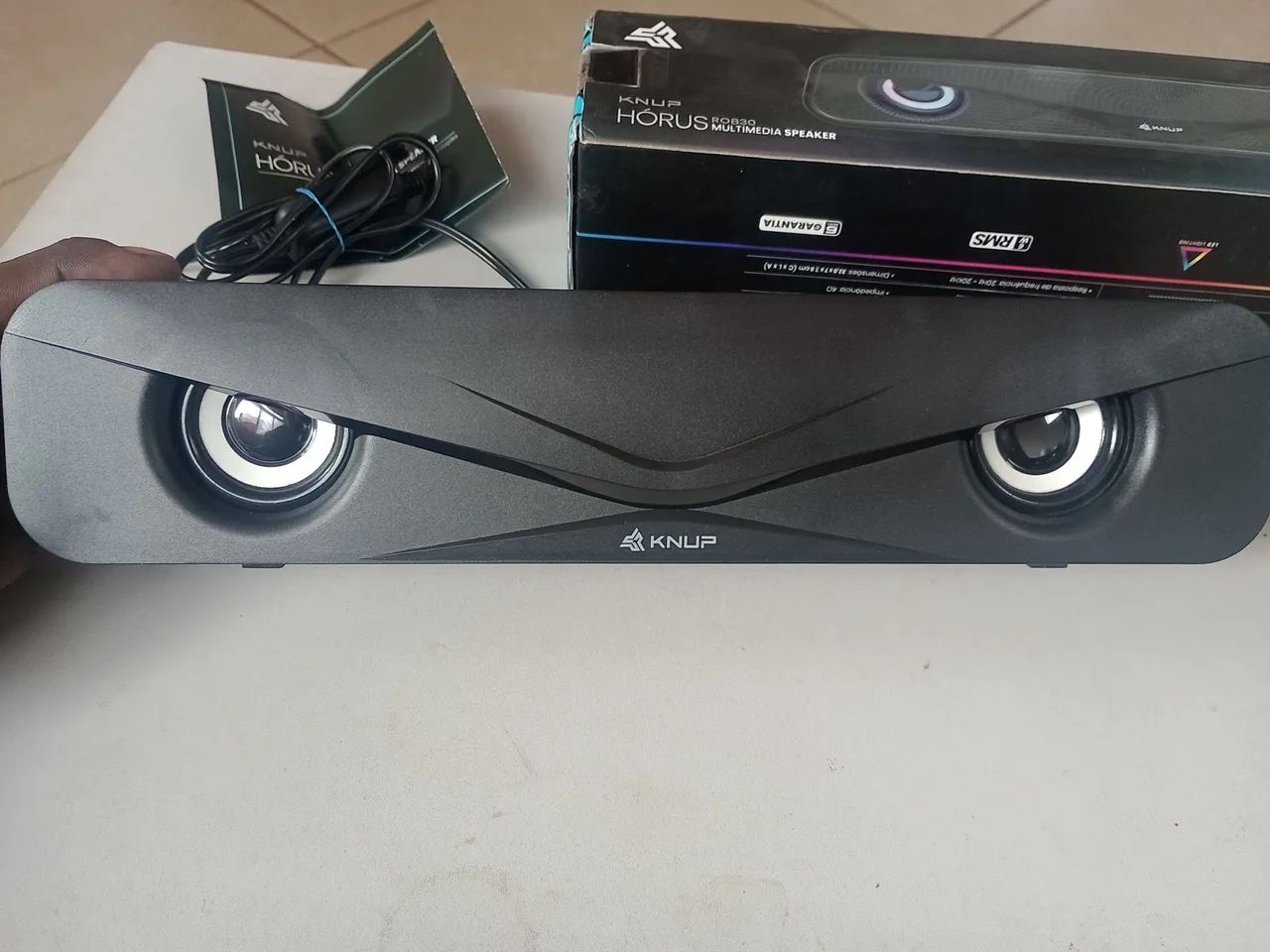 Caixa de som com LED RGB