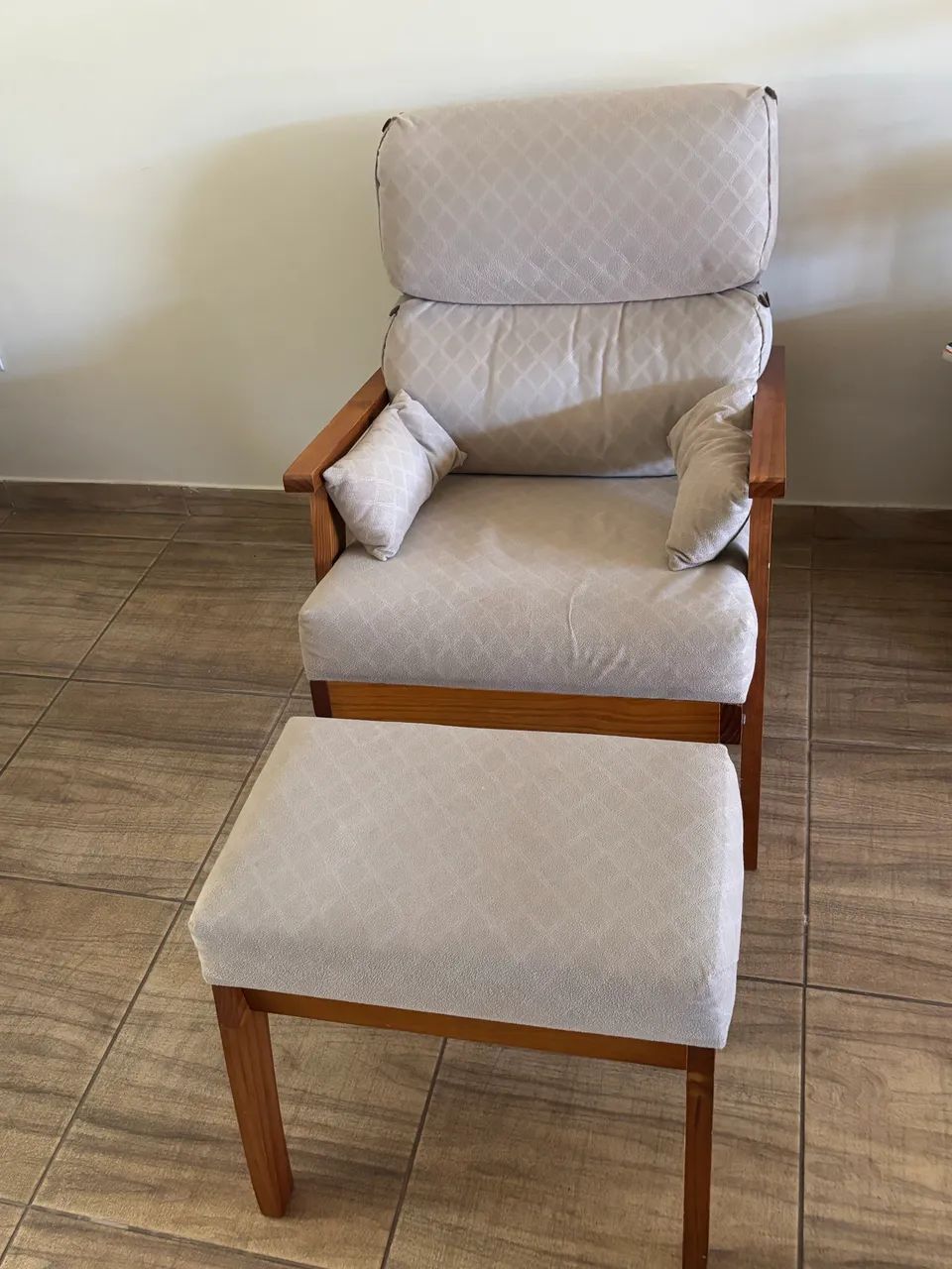 Poltrona com banqueta - Foto 3