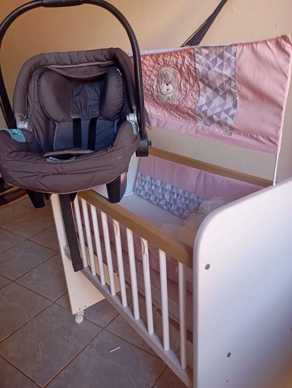 Vendo mini berço e bebê conforto 