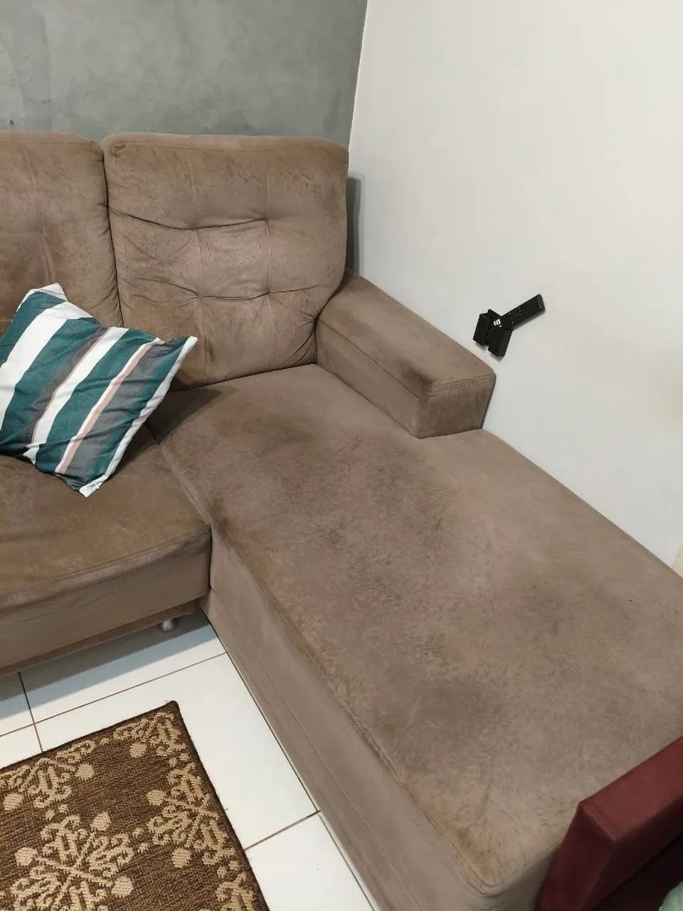 Sofá com chaise removível 