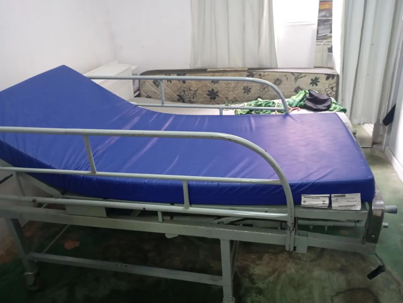 Cama hospitalar com colchão  - Foto 3
