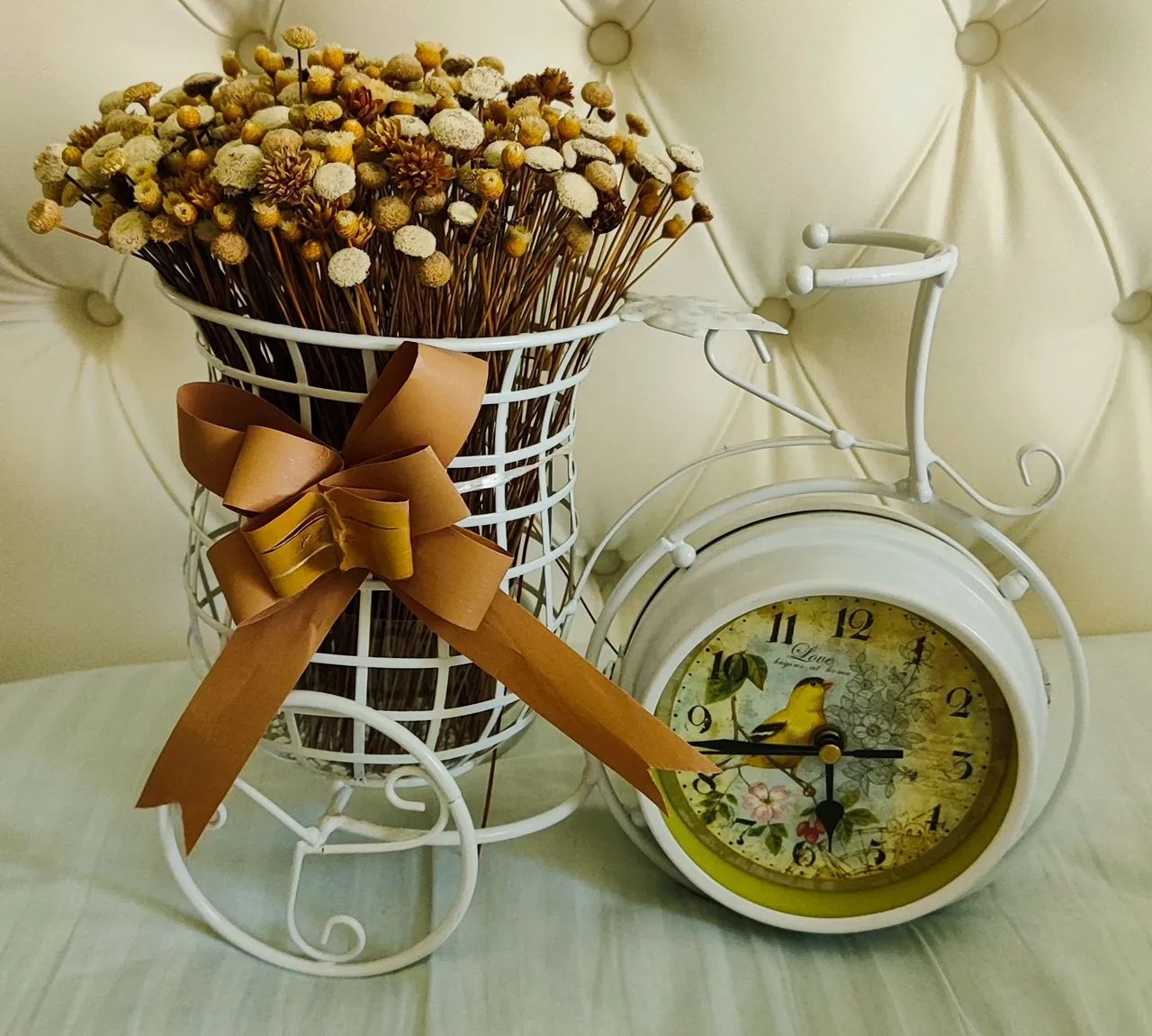 Relógio dupla face decorativo retrô com cachepô e flores