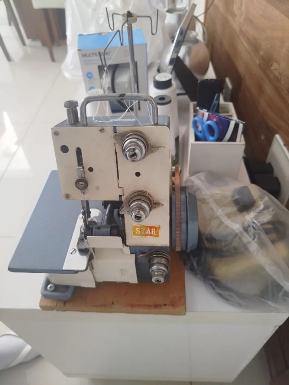 Máquina overloque doméstica 