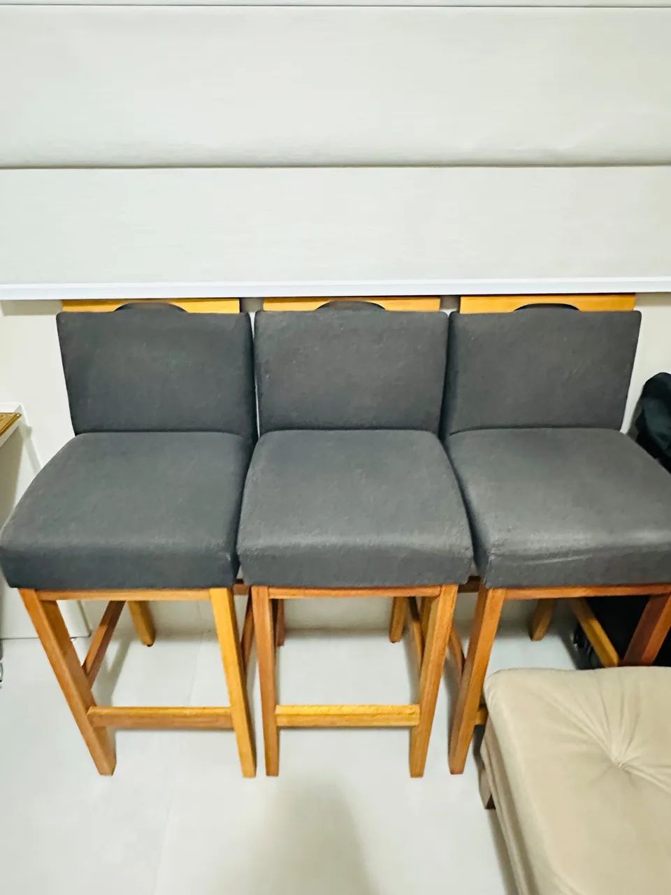 Vende-se kit com 4 banquetas estofadas em linho preto  