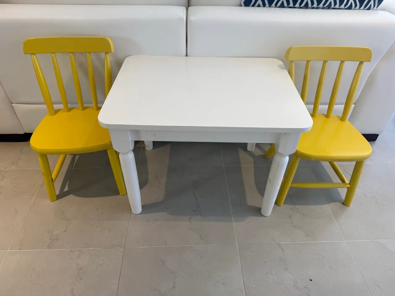 Mesa e cadeiras infantil 