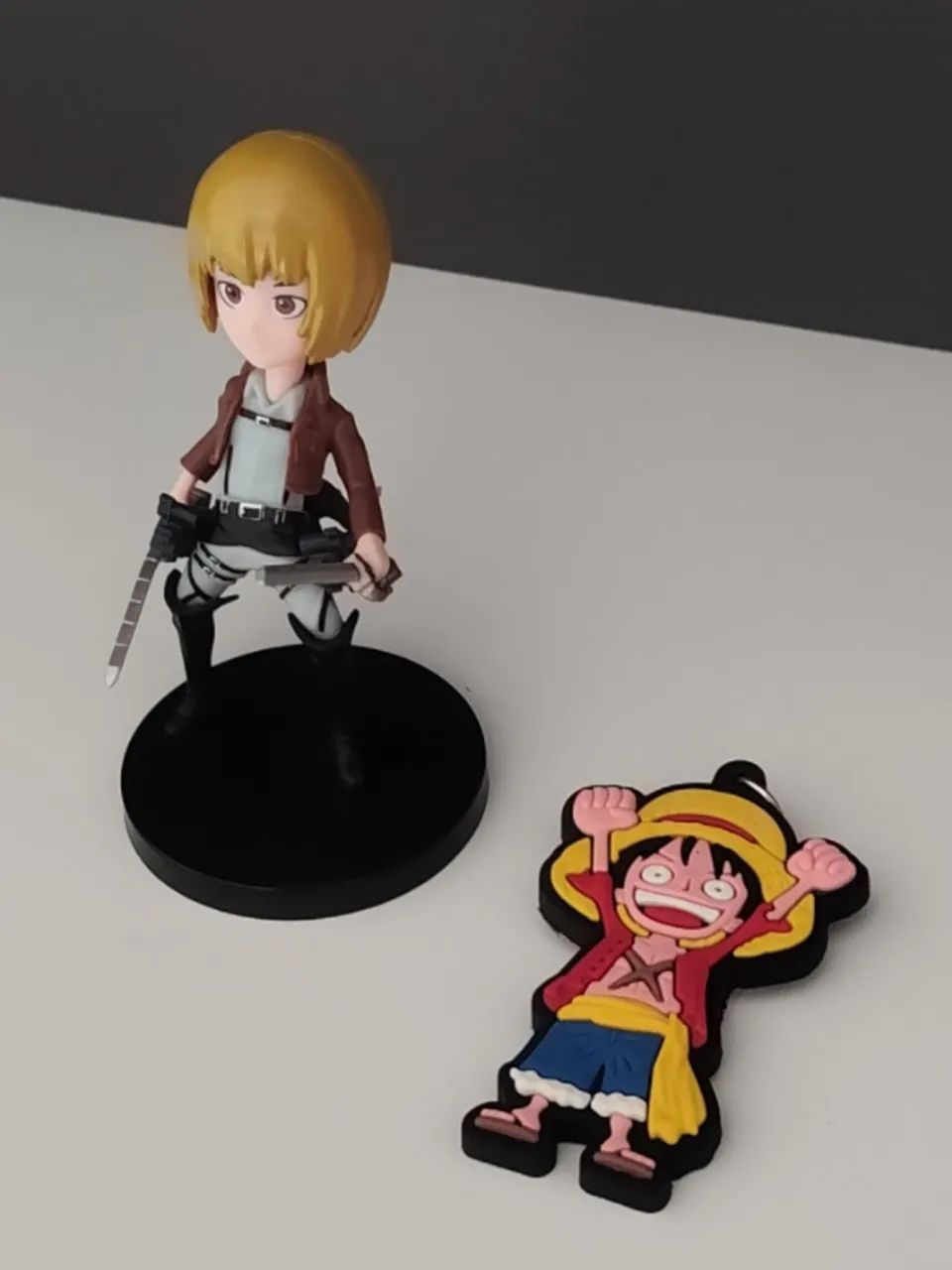 Boneco Armin Arlert de Attack on Titan + Chaveiro do Luffy (One Piece) - Foto 2