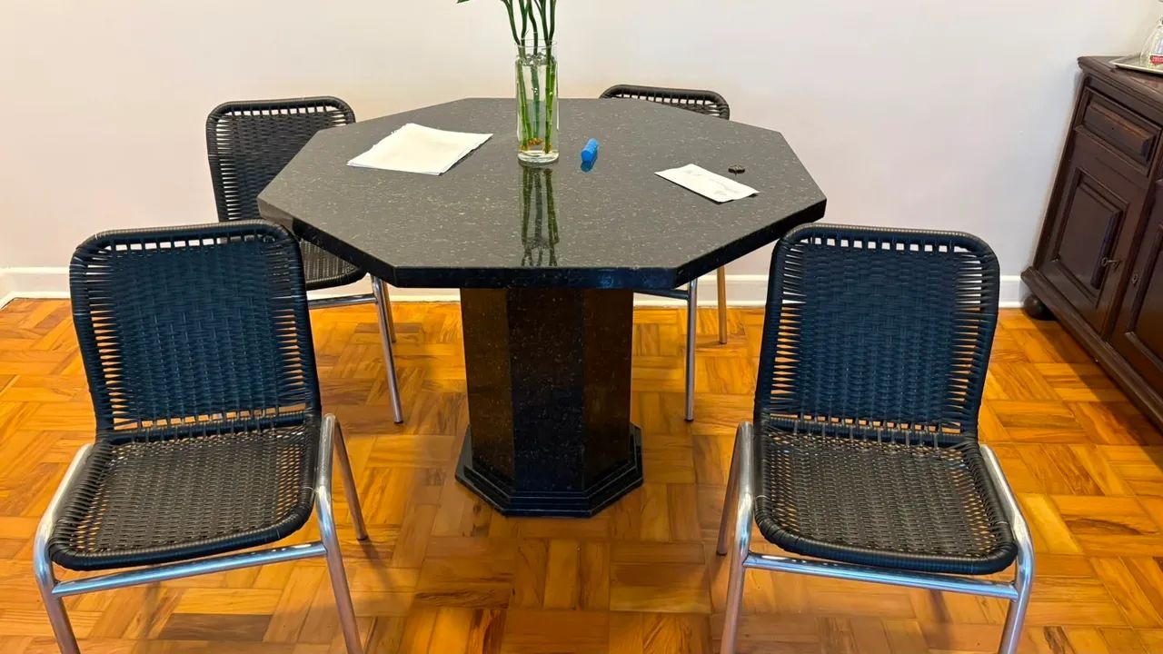 Conjunto mesa e cadeira