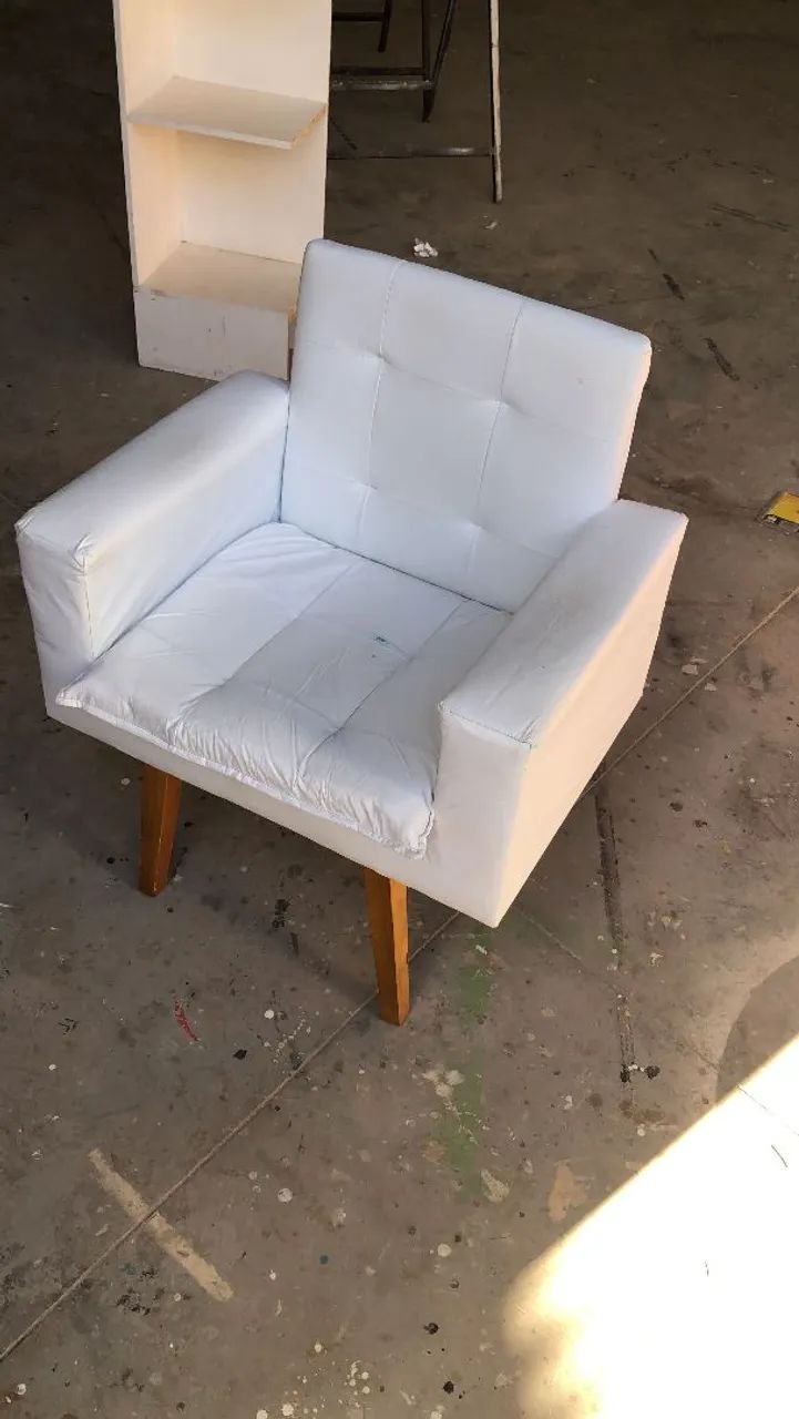 Poltrona decorativa conforto e elegância material corino branco 