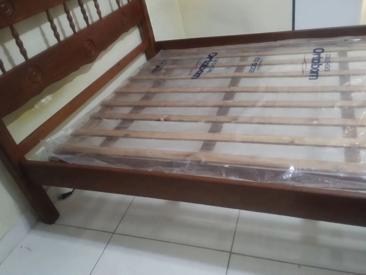 Cama de Casal em madeira com detalhes entalhados - Foto 2